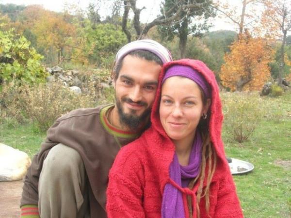 Otob�sle, otostopla, dola�a dola�a vard�klar� Hindistan'da 1 y�l kalarak orada ya�am m�cadelesi verdiler.