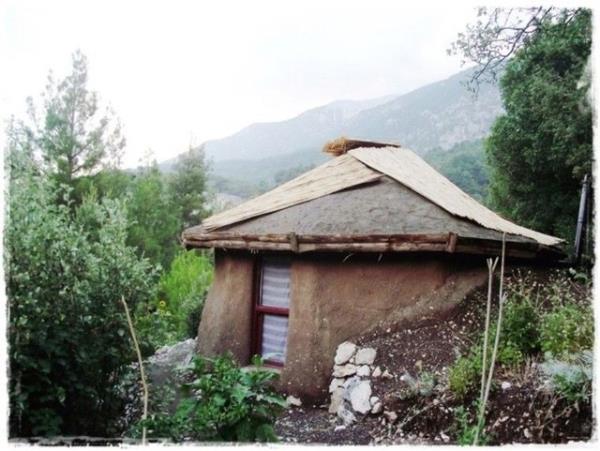 �stanbul'da ya�ayan Tu�ba G�nal (39) ve Birhan Erkutlu (38) isimli iki arkada�, Antalya'n�n Kumluca il�esi s�n�rlar�ndaki Alak�r Vadisi'nde gelerek, bulduklar� araziyi sat�n al�p sekiz y�l �nce buraya yerle�tiler.