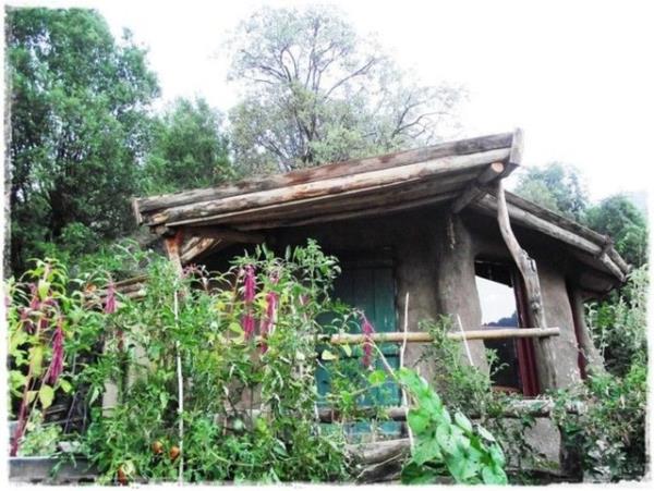 Metropol hayat�ndan s�k�lan G�nal ve Erkutlu, do�a ile i� i�e ya�ayabilmek ad�na D�nyay� ve T�rkiye gezdiler. Anadolu'nun d�rt bir k��esini y�r�yerek gezen ikili, son olarak geldikleri Antalya'n�n Kumluca il�esi'nde bulunan Alakar Vadisi'ne yerle�ti.