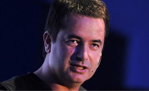 100 kameran�n her hareketlerini izledi�i 15 ki�iye tek bir kameraman bile e�lik etmiyor. Her ay bir ki�i di�er yar��mac�lar taraf�ndan eleniyor. Ancak �ova yeni yar��mac�lar da eklenebiliyor.