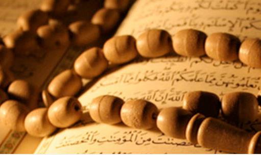 Ramazann son on gnne girildiinde Hz. Peygamber (sav) dnyevi ilerinden uzaklap itikfa ekilir, geceleri daha ok ibadet ve tefekkrle geirdii gibi ailesini de ibadet iin uyank tutard. [11]