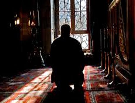 <p>Bu gece bin aydan daha hayrl olan ve fecre kadar devam selam ve esenlik dolu bir gecedir. Bu gece oru, Kuran, teravih ve dier ibadetlerle temizlenen mminlerin, meleklerle melekletii kran gecesidir.</p>    O halde, mukaddes kitabmz Kur'an- Kerim'in kinat aydnlatmaya balad, meleklerin Allah'a kulluk eden mminleri mjde ile kuatt, rabbimizin af ve mafiretinin cotuu ve bin aydan daha hayrl olduu bildirilen selam ve kurtulu gecesi olan Kadir gecesini gafletle, dalgnlkla, ibadetten uzak geirmeyelim.