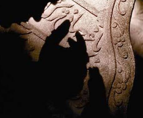 Ebu Hureyre (r.a.)dan : Ramazan ay geldiinde Resulullah (sav) yle buyurmu : "Ramazan ay geldi, o mbarek bir aydr, o ayn orucunu Allah size farz klmtr. O ayda cennet kaplar alr, cehennem kaplar kapanr ve eytanlar zincire vurulur. Onda bir gece vardr ki, bin aydan daha hayrldr. O gecenin hayrndan mahrum kalan gerekten mahrum kalmtr." [13]