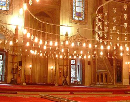 Ramazan aynn 27. gecesi slam leminde Kadir Gecesi olarak bilinir ve kutlanr. nk bu gece hayrlarla dolu olaylarn meydana geldii mbarek bir gecedir. Kadir Gecesi, gecelerin en faziletlisi ve bereketlisidir. Bu gece ok deerli ve mstesna bir gece olduundan Kur'an- Kerim'de mstakil bir sure ile yceltilmi, 97. sure olan Kadir suresi buna tahsis edilmitir.