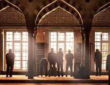 Kadir gecesini kesin olarak belirlenmemesinin hikmeti zerinde duran limler, bu durumun gecenin feyzinden istifade etmek iin daha uygun olduunu sylemilerdir. Zira Kadir gecesinin bildirilmesi halinde Mslmanlar sadece o geceyi ihya etmekle yetinebilirlerdi.