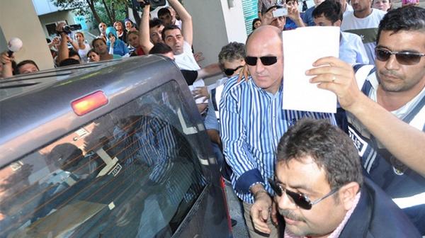 Eski stihbarat ube Mdr Ali Fuat Ylmazer, evinde yaplan uzun aramalar sonrasnda akama doru gzaltna alnd ve kelepelenerek salk kontrolne gtrld
