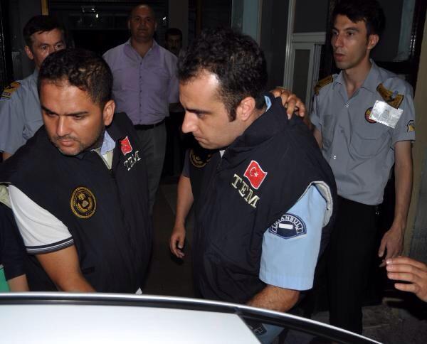 Gzaltna alnan arasnda resmi niformal bir polis memuru da yer ald