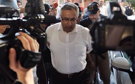 Gzaltna alnan bir dier kii ise Terrle Mcadele Eski ube Mdr Yurt Atayn. Atayn, MT Mstearne kelepe takmak istemesiyle gndeme gelmiti. Dnk operasyonda gzaltna alnp, elleri arkadan kelepelendi.