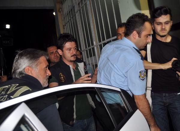 Bu polis memurunun, operasyonu gece yars szdran polis memuru olduu iddia ediliyor