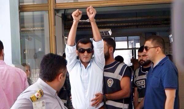 'Paralel operasyon'da gzaltna alnan ve salk kontrol iin hastaneye gtrlen bir dier isim stanbul Eski Biliim Sular ve Sistemleri ube Mdr Hayati Bada idi. Bada kelepeli ellerini yukar kaldrarak kameralara poz verdi.