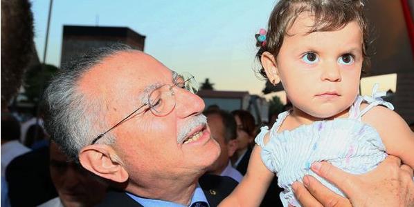 <p><b>HSANOLU'NA 2 BN 172 K</b></p>  Ekmeleddin hsanolu'nun kampanyas iin alan banka hesabna dn itibariyle 2 bin 172 kii tarafndan 2 milyon 130 bin 922 TL ba yapld. hsanolu kendisine ilk ba 50 TL ile yapan vatanda arayarak teekkr etti, seilmesi halinde kendisini ankaya Kk'nde arlama sz verdi.