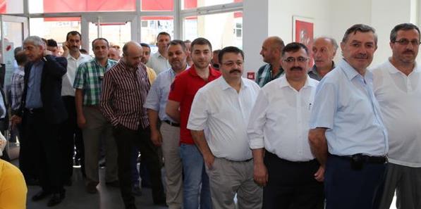 Erdoan'a seim almalarnda kullanlmak zere yardmda bulunmak isteyen yaklak 300 kii, Ziraat Bankas'nn Rize Merkez ubesi nnde topland. Gruplar halinde bankaya giren vatandalar, hesaba havale yapt.