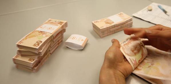 <p><b>te yasann o maddeleri;</b></p>  * Adaylar yabanc devletlerden, uluslararas kurululardan, tzel kiilerden ve Trk uyruunda olmayan gerek kiilerden ba ve yardm alamazlar. Her bir kiinin adaylara yapabilecei nakdi yardm miktar, her bir tur iin en yksek, Devlet memuruna mali haklar kapsamnda fiilen yaplmakta olan her trl demelerin bir aylk brt tutarn geemez (9 bin 82.51 TL).