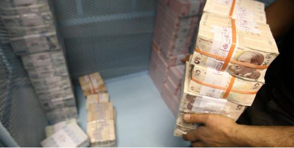 <p><b>HARCANMAYAN PARA HAZNE'YE</b></p>  Cumhurbakanl Seim Kanunu, ban nasl yaplacan net olarak ortaya koymu durumda. Yasann 14'nc maddesine gre alnan ba ve yardmlar veraset ve intikal vergisinden mstesna. Banka hesaplarna yatrlan ve seim sonrasnda kalan harcanmam parann Hazine'ye yatrlmas gerekiyor.