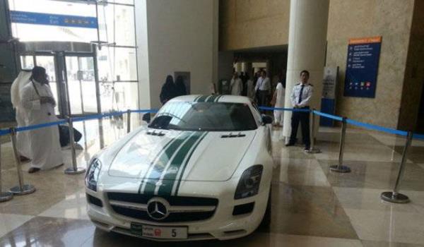 9- Mercedes Benz SLS AMG : Birleik Arap Emirlikleri Fiyat: 200,000 dolar 200.000 dolarlk bu Mercedes'de Dubai Polis Departman'na ait.