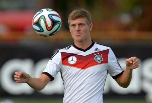 Orta sahada, bu sezon Real Madrid?e transfer olan Alman Toni Kroos var.