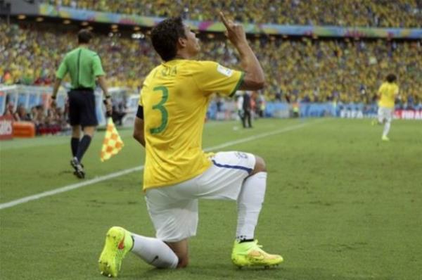 Yar final ve 3.lk manda toplam 10 gol yemesine karn, Brezilya'nn savunmaclar Thiago Silva da rya takm kadrosuna seildi.