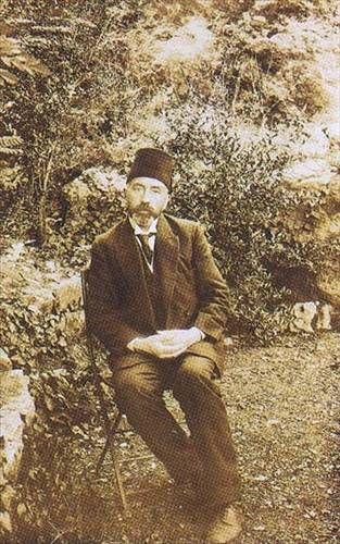 Bu sayede halkla yakn temas halinde olma imkn buldu. Bir seyahati srasnda babasnn doum yeri olan pek Kasabas'na gidip amcalaryla tant.