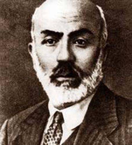 Hamdullah Suphi Bey tarafndan mecliste okunup ayakta dinlendikten sonra 12 Mart 1921 Cumartesi gn saat 17:45'te ulusal mar olarak kabul edildi.