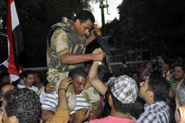 nal Tank &#8207;@tanikunal 12 dk : Taksim'den Tahrir, Tahrir'den Taksim karma sevdallar var. Yeniden itahlar kabard. Onlar iin "gelmek" nemli.