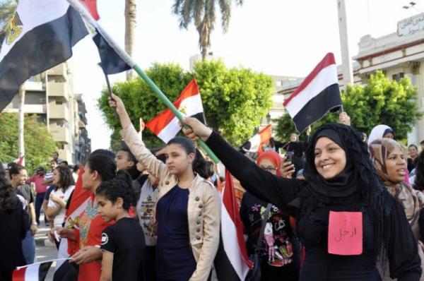 murat sabuncu &#8207;@muratsabuncum 55 dk : Misir genelkurmay baskani El Sissi canli yayinda yaninda kimi din adamlari ve Baradey gibi muhalif isimlerin katilimiyla aciklama yapiyor