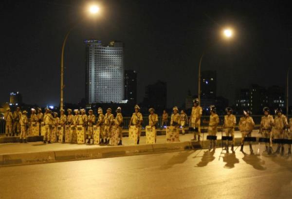 Eser Karata &#8207;@eserkaratas 54 dk : tahrir Darbe yapan genelkurmay bakannn aklamalarn havai fiek ile kutluyor.