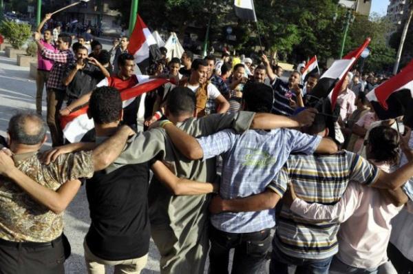 Erturul Krk &#8207;@ekurkcu 55 dk : Iyi ama Mursi o meydandan kmad. hvan Mbarek devrilene kadar kenardan izledi. Tahrir'i Tahrir yapan demokratlar.