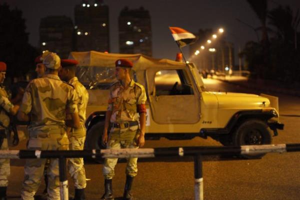 Hill Kaplan &#8207;@hilal_kaplan 53 dk : Tahrir meydani, ordu aciklamasini havai fiseklerle kutluyor, siz hala protesto hakkindan bahsedin. Steril 'demokrat'liginiz batsin.