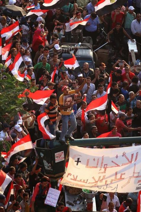 Markar Esayan &#8207;@markaresayan 50 dk : ite darbe byle demokrasi grnml geliyor. Mursi'nin direnii tarihi, ancak atma riski de ykselmi durumda.