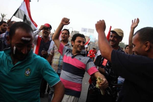 Seval Ylmaztekin &#8207;@sevalbayazit 1 sa : Msr'n en az 15 yllk geleceinin cenazesi kaldrlyor Tahrir'de... Meydandakiler dnde olduklarn sanyor...