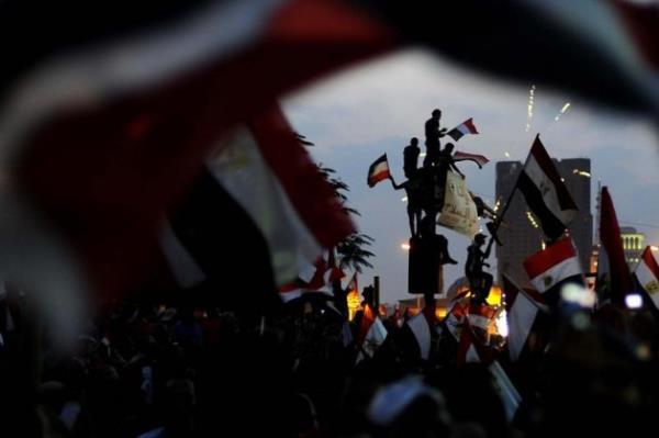 mahmut vr &#8207;@mahmutovur 5 dk : Darbeye sevinen Tahririn bu halinden mi demokrasi kacak? Belki asl Arap bahar bundan sonra yaanacak.