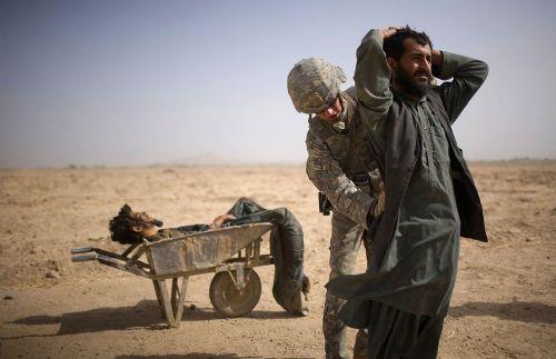 Afganistan'da yaral kardeini hastaneye yetitirme abas