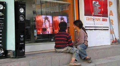 ocuk ve izgi film ayrlmaz ikilisi garip bir ekilde bulumu