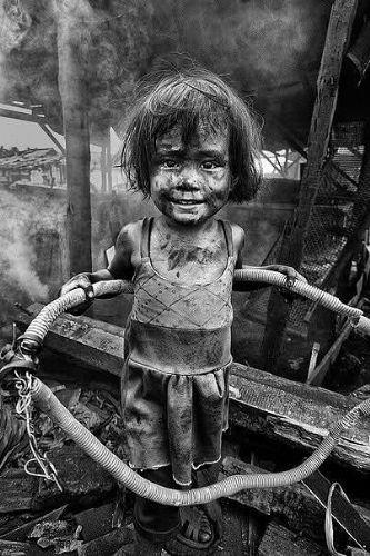 Yz glyor, henz dnyann nasl bir yer olduunu kavrayamam belli ki