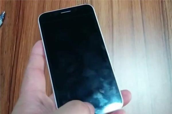 Daha geni ekrana sahip iPhone 6.