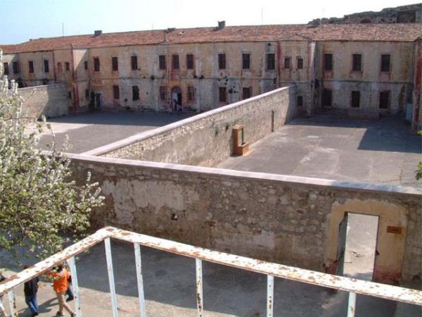 Kalem ustalarnn ilehanesi Seluklular dneminde ina edilen Sinop Cezaevi, 1997 ylna kadar siyasi mahkumlarn gnderildii cezaevi olarak varln srdrd. Mzeye dntrlen hapishanede Refik Halit Karay, Sabahattin Ali ve Necip Fazl Ksakrek gibi isimler kalm.