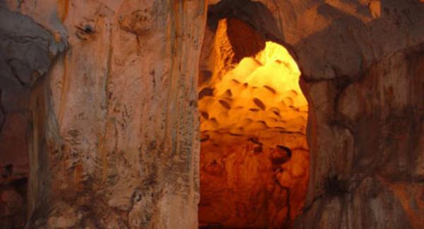 lk uygarlklardan bugne Karain maaralar, Trkiye'nin en byk ve ayn zamanda iinde insan yaayan dogal maaralar arasnda yer alyor.