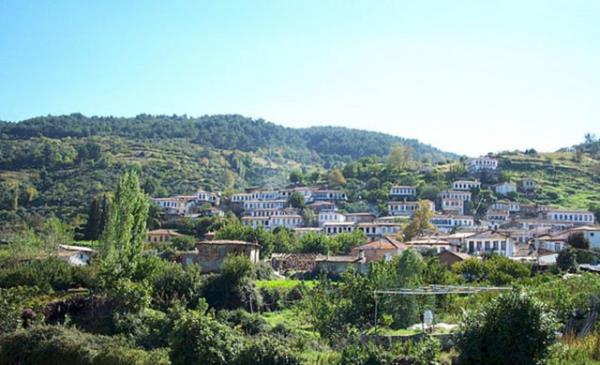 <b>irince:</b> Ege'de bir Rum ky zmir'in Efes harabeleriyle nl Seluk ilesinin 8 km. dousunda zm balari, eftali baheleri ve zeytinliklerle evrili tarihi bir Rum koyu irince. Burada yaplan irince evleri de 19. yuzyl Anadolu mimarisini yanstyor.