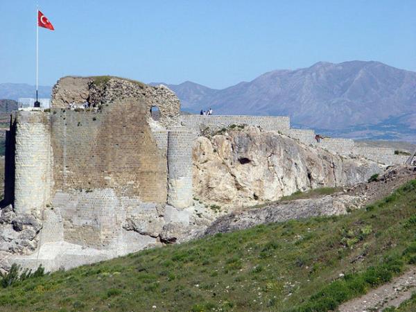 Ak hava mzesi Harput Elaz'a 5 km. mesafedeki Harput ilesi bir ak hava mzesi grnmnde. Mzesi, kalesi, Ulu Camii, Meryem Ana Kilisesi ve Buzluk Maarasyla grlmeye deer bir turizm merkezidir.