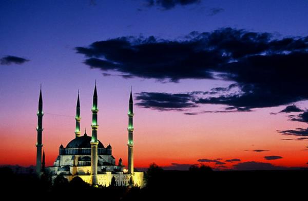 Sinan'n aheseri Selimiye Edirne Selimiye Camii, Mimar Sinan'n bayaptlarindan biri. Ayn zamanda Osmanl-Trk mimarisinin de doruk noktas. eride bulunan inilerin, hatlarn, mermerlerin ve ilemelerin hepsi ise ayr bir sanat eseri.
