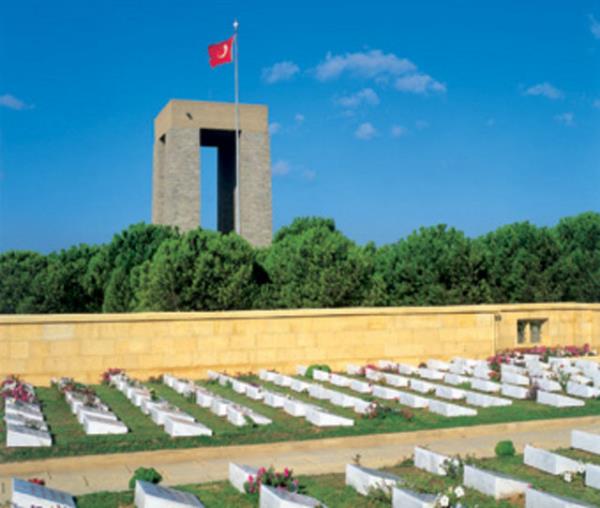 Gelibolu Yarmadas'nda tarih Birinci Dnya Sava'nn en kanl arpmalarnn yaand Gelibolu Yarmadas, adeta bir sava mzesi grnmnde. anakkale'de bulunan ehitlik, birok ziyaret mekan ile hem yerli hem de yabanc turistlerin ilgisini ekiyor.