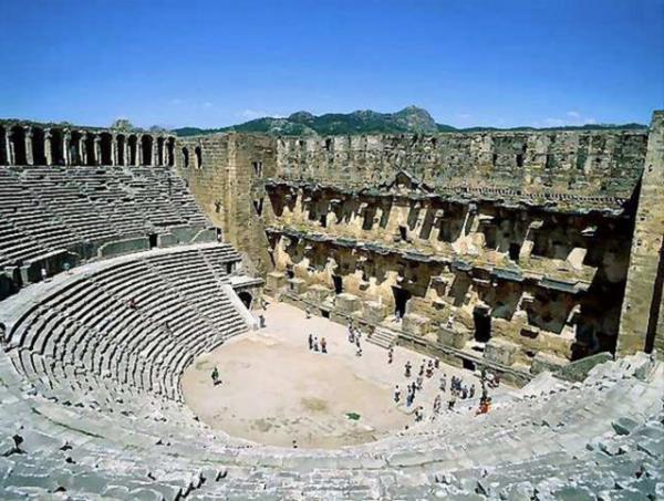 Antik gzel Aspendos Aspendos, amfitiyatrosuyla mehur bir antik kent. Antalya'nn 49 km. batsnda yer alyor. M.S. 2. yy'da Romallar tarafndan ina edilen tiyatro 15 bin kii kapasitesi ile en iyi korunmu eski yaplardan.