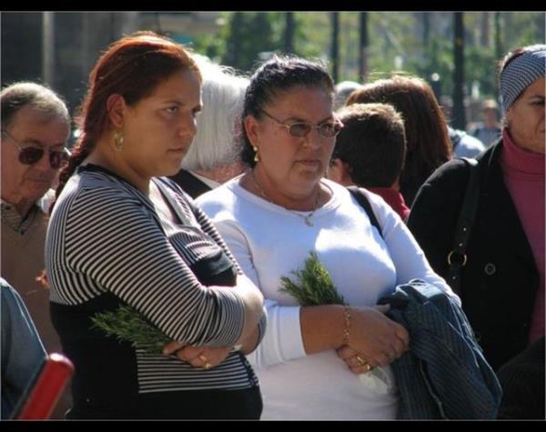 <p><b>BBERYE </b></p>  Bir kadn elindeki biberiye daln size vermeye alr. Bunun size ans getireceini iddia eder. Sonra da parasn ister. demezsen ailene ve sana lanet okur. Korkarsn ve istedii paray verirsin   <p>MADRID - YEN DELH</p>