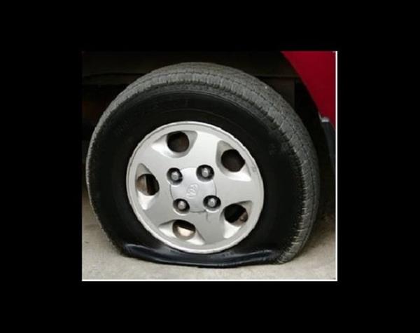 <p><b>LASTK PATLATMA</b></p>   Aracnzn lastiinin patlatldn grebilirsiniz. Siz bununla urarken size yardm etmek isteyen biri kar. Siz onunla lastii deitirirken bir bakas aracnzn iine girmi, deerli eyalar almaya balamtr bile.   <p>KOSTA RKA</p>