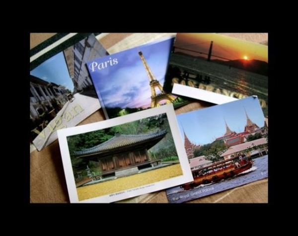 <p><b>KARTPOSTAL </b></p>  Zavall gibi grnen bir ocuk size yaklar ve eve mektup yazmak iin sizden yardm ister. O srada da size aclarla dolu hayatndan bahseder, siz zlrsnz ve ona para verirsiniz.   <p>ROMA</p>