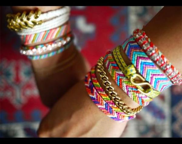 <p><b>ARKADALIK BLEKL</b></p>   Birisi yannza yaklap size arkadalk bileklii teklif eder. stemiyorum da deseniz vazgemez. Bileinize yapr ve bileklii takmaya alr, bunu baarnca da parasn ister. Bileklik zlp geri vermek istenir zlmez.