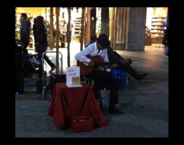 <p><b>SOKAK MZSYEN</b></p>   Biraz muhabbet edersiniz ve size CD'sini verir. CD sizin elinize geer gemez sizden parasn ister. Reddederseniz evresindeki arkadalaryla birlikte etrafnz evirir.   <p>NEW YORK</p>