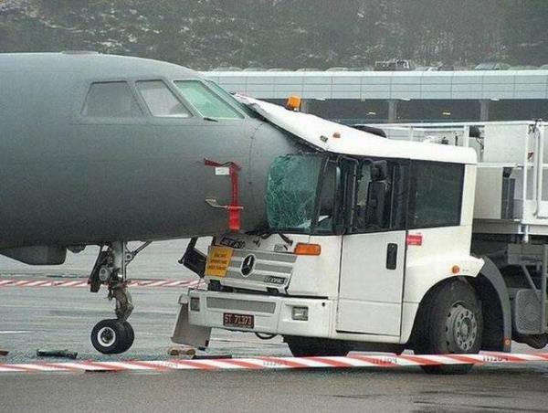 akna eviren bu fotoraflardaki kazalarn hepsi gerek. Dnyada her geen dakikada bir kaza yaanyor. Ama yleleri var ki insan inanmakta glk ekiyor.   <p><b>te dnyann en ilgin kazalar.</b></p>