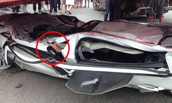 Qingdao yaknlarndaki otoyolda meydana gelen kaza, keskin viraj alamayan trn devrilerek arkasndaki konteynerin hemen yanda seyreden otomobilin zerine dmesiyle meydana geldi.