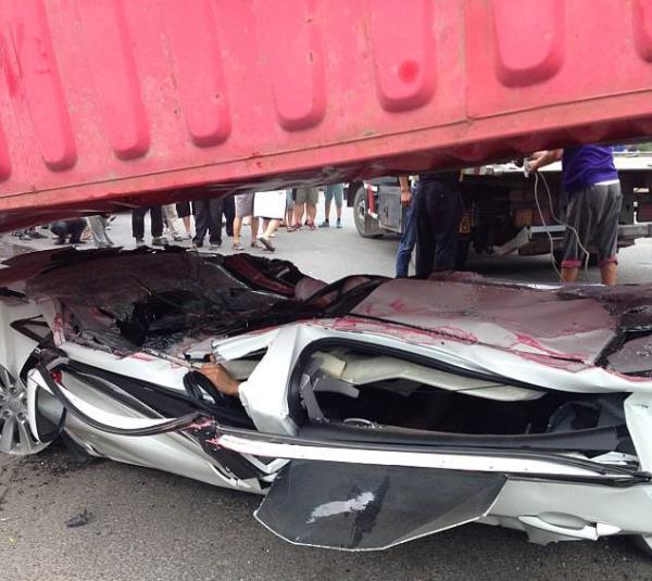 Yaklak 100 ton arlndaki konteynerin altnda kalan otomobil ezilerek adeta kat gibi oldu.